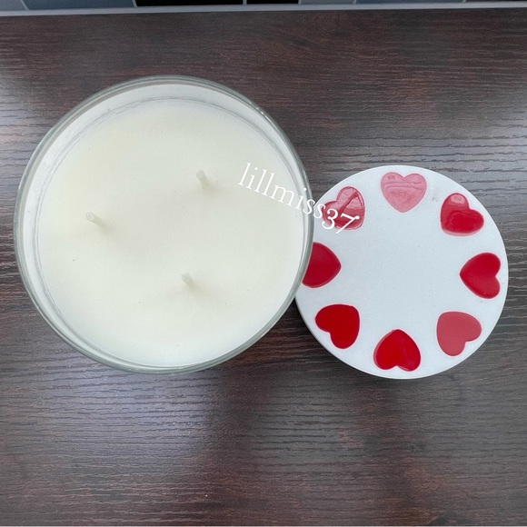 FEEL LOVED CHAMPAGNE CUPCAKE BRAND NEW BATH & BODY WORKS 3 WICK CANDLE - Picture 6 of 6